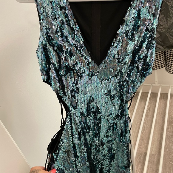 Sequin dress with slits - Picture 4 of 4